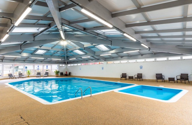 Chalet acceptant les animaux de compagnie avec piscine et bain à remous, Sans dépôt