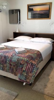 Lodge on the Bay-Cheapest in Esplanade & Buller St Kingscote-Pay on arrival