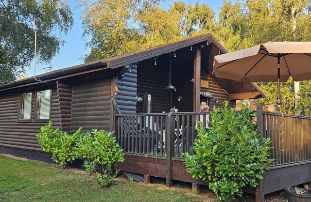 Lodge avec bain à remous donnant sur le lac de pêche avec cheville de pêche privée