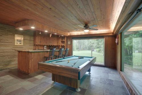 Lodge-Style Home in Coshocton with Spacious Yard