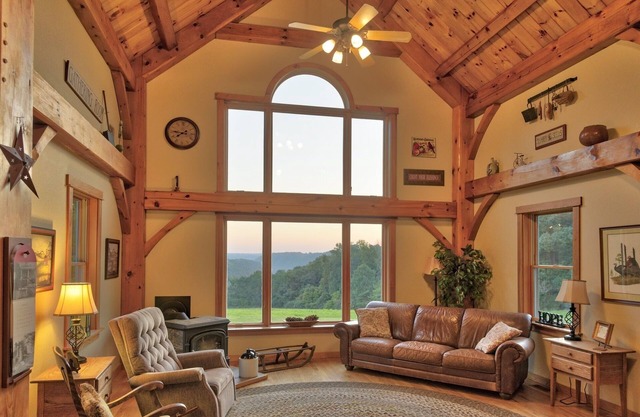 Maison de style Lodge sur une ferme de 140 acres. À distance mais proche de beaucoup! Bain à remous, animaux domestiques