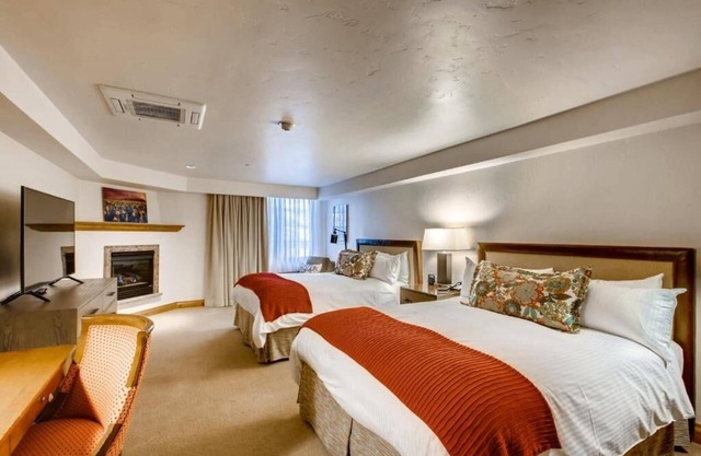 Lodge-style Stay w/ Fireplace, Heated bathroom flooring & Vail Village Views