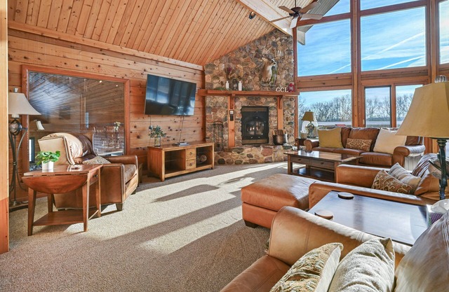 Lodge w/ Indoor Pool along Devil's Lake Park!