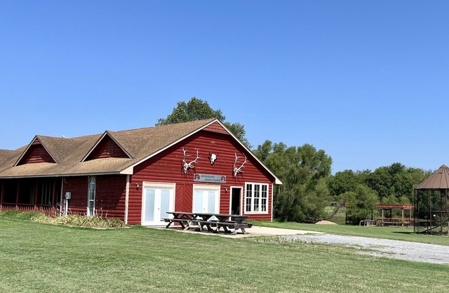 Lodge with fishing & guided hunts available! Minutes from Tulsa & Grand Lake!