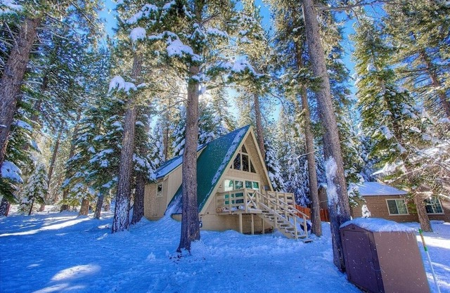 Lodgepole Chalet 3 Bedroom Home by RedAwning