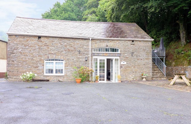 LOFT APARTMENT, romantic, country holiday cottage in Llandysul