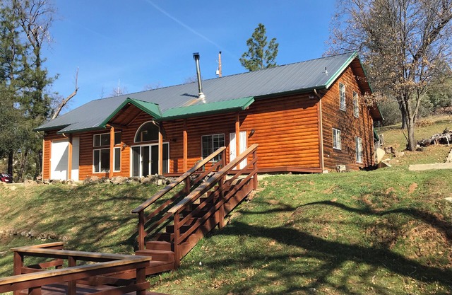 Cabine Loft avec belle terrasse près de Bass Lake