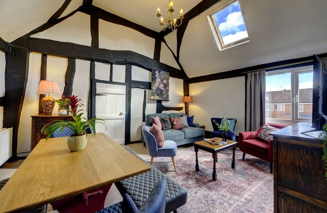 Loft Cottage - 2 Bed Tudor Retreat Near Stratford-upon-avon, Warwick & Solihull