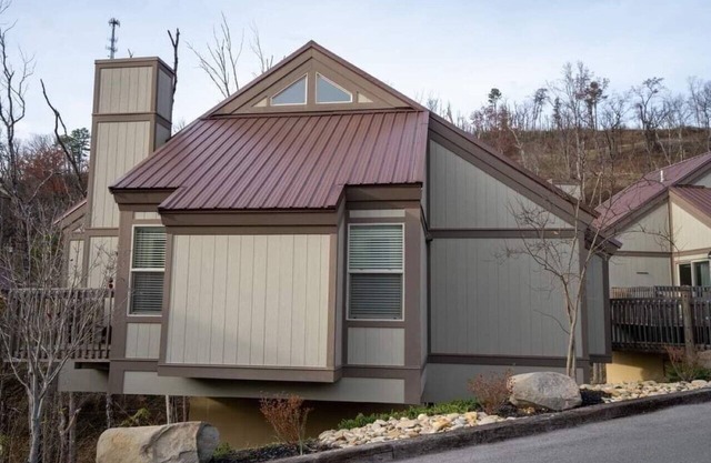 LOFT COTTAGES /AUTUMN . TREETOPS RESORT, GATLINBURG 3BDRM/3BATH FRIDAY CHECK IN