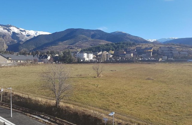 Loft mansardé du train jaune avec vue sur les montagnes