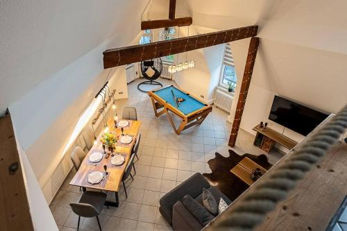 Loft mit Billard-Tisch und PS4