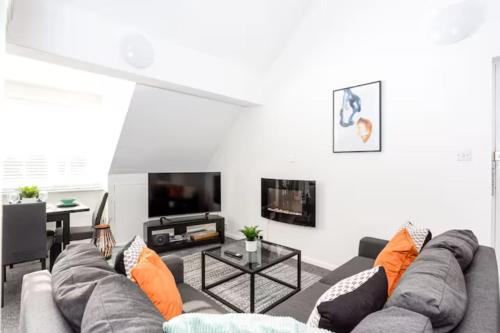 Loft Style Apartment w/Parking, in Leigh-on-Sea