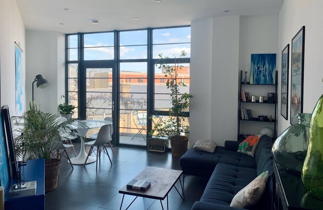 Loft style, sunny apartment in Woolwich, close to Elizabeth line