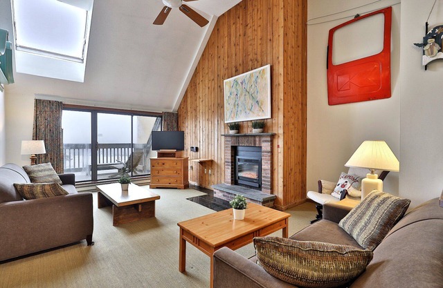 Loft, Top-Floor Mountain View 2BR/2BA at Mountain Green. Pool. Hot Tub. Shuttle.