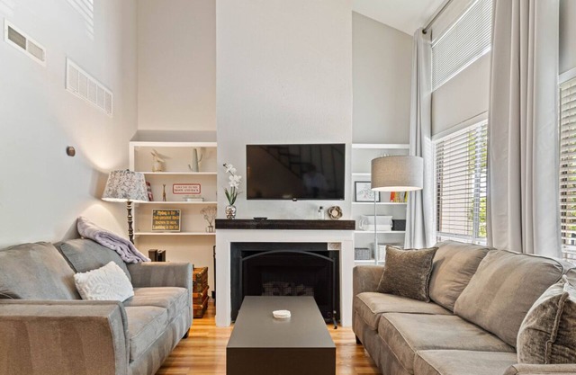 Loft w/ Pool & Free Parking│Easy Access to Downtown│Rooftop Lounge