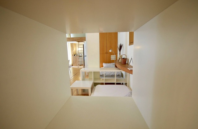 Loft avec parquet et luminaires design par Ingo Maurer - attrayant et élégant