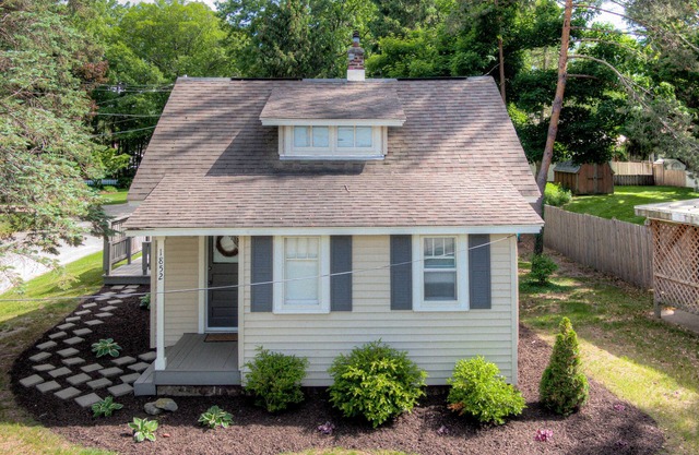 Lofted Cottage w/ Lake Views & Pets Welcome