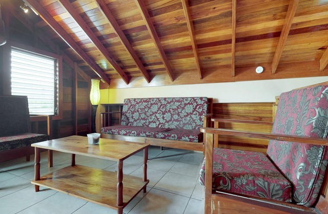 NOUVELLE LISTE! Grand espace w / véranda privée et à 10 minutes à pied de la ville!