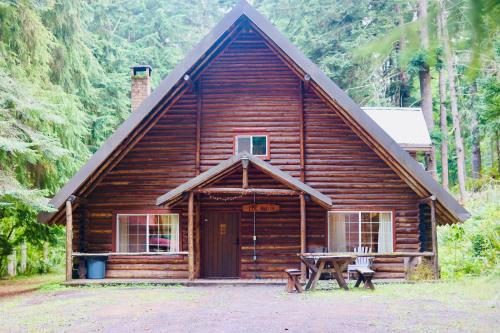 Log Cabin at Rainier Lodge (0.4 miles from entrance)