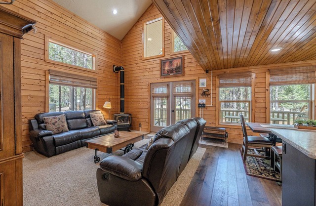 Log Cabin, Close to Yellowstone, Family Friendly, Sleeps 10, Wi-Fi