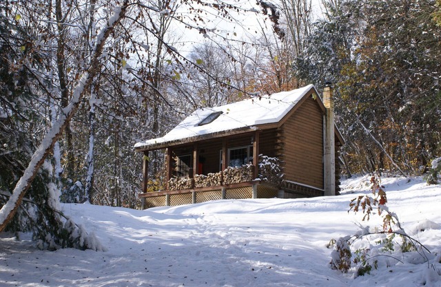 Log Cabin - Cozy, pittoresque et pittoresque et prêt pour votre plaisir!