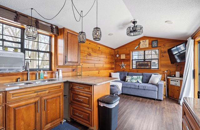 Log Cabin/Funky Jungle at Lakeshore Campground /On Lake/Sleeps 4