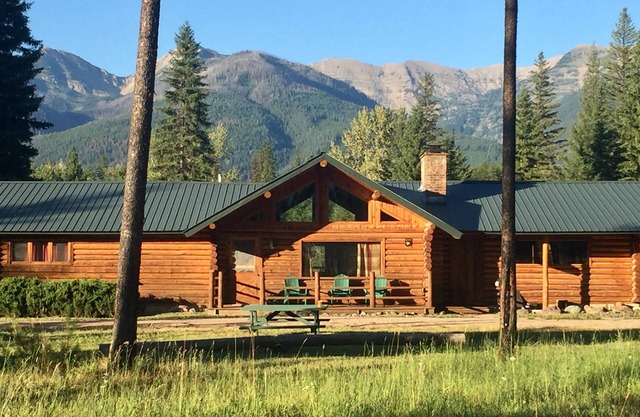 Log Cabin avec une vue imprenable sur la montagne près de Swan River et Holland Lake.