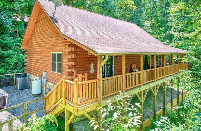 Pristine Log Cabin in a Gated Community! WIFI. Fire Pit w/ wood provided!