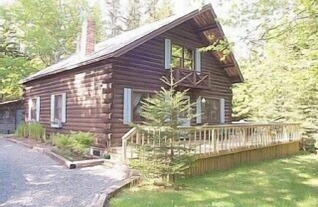 Cabane en rondins dans la meilleure ville sur le mont. Île déserte
