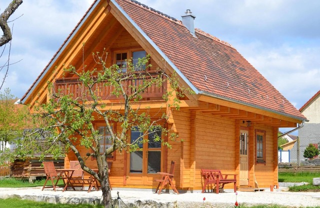 Cabane en rondins dans le parc naturel Altmühltal - verger