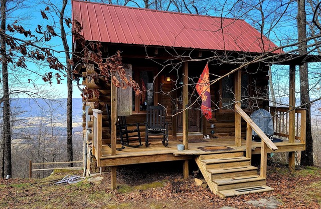 Log Cabin dans les nuages avec une vue Million Dollar. Jacuzzi! Proche du centre ville!