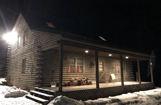 Log Cabin dans les bois au coeur du pays de ski