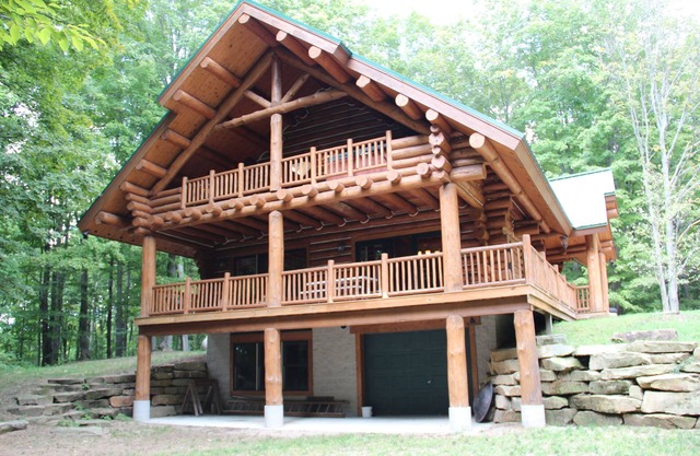 Cabane en rondins dans les bois