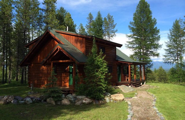 Log Cabin dans les bois où les animaux sauvages errent