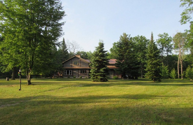 Maison en rondins dans les bois près de l'accès aux sentiers et à proximité du magnifique lac Sainte-Hélène