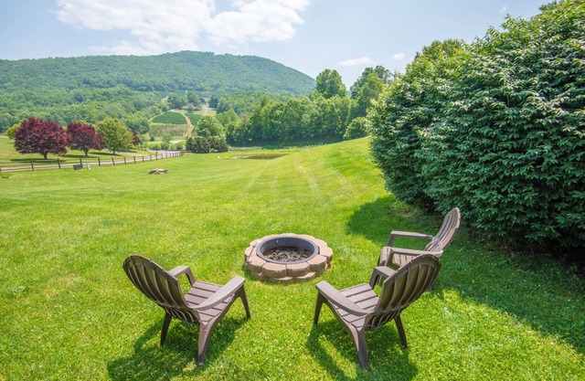 Log Cabin in West Jefferson - Fishing Pong + Hot Tub + Fire Pit + Mountain Views