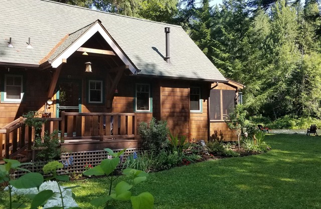 Log Cabin Inn McKenzie Riverfront Cabin, nouvellement construit