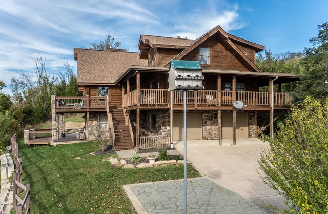 Nouvelle inscription Incroyable Log Cabin Lodge Retreat surplombant la rivière Ohio