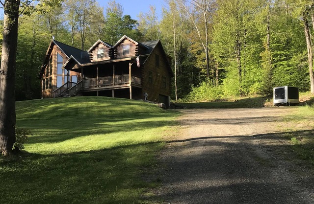 Log cabin near Okemo / Ludlow on 25 acres borders state forest w/trails nearby