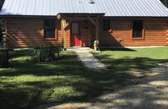 Like New log cabin ! Ocklawaha fl, close to ocala villages pet friendly