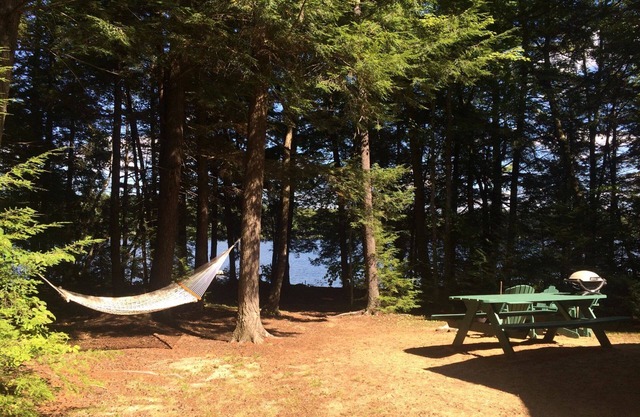 Log Cabin Sur Pristine calme Maine étang