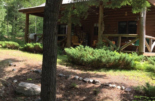Log Cabin On Quiet Wilderness Lake dans la région des lacs Downeast du Maine