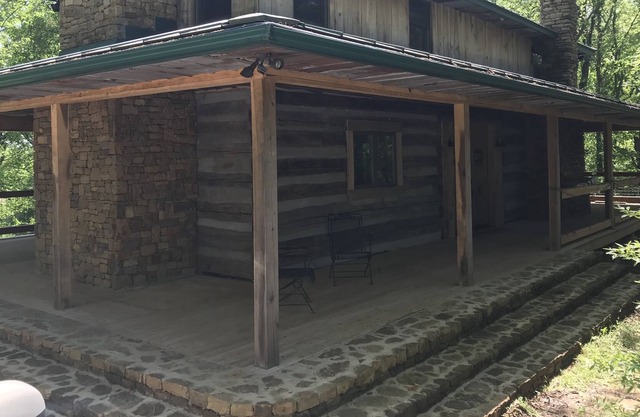 Log Cabin Surplombant la rivière - 1 mile de Beech Bend Raceway