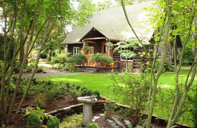 Cabin Gated Connexion dans les magazines nationaux w / bain à remous et de beaux jardins.