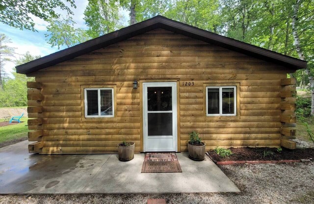 Log Cabin, Sisson Lake access, Kayaks, Firepit, Arcade Game,Trails nearby