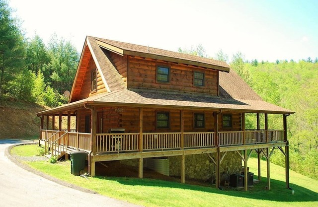 Cabane en rondins personnalisée avec 4 BR, animaux acceptés, bain à remous, WIFI, terrasse couverte, salle de jeux, cheminée