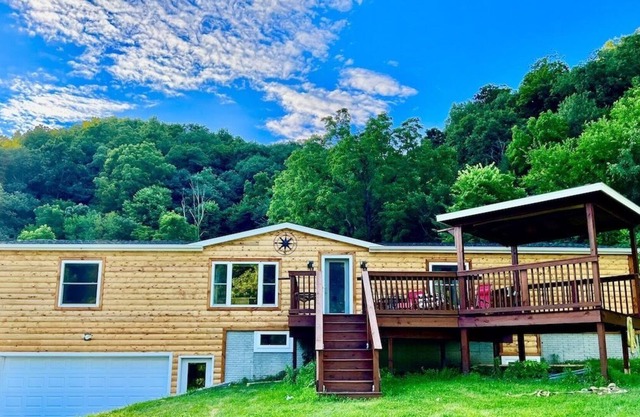Log Cabin with Hot Tub 4 Bedroom / 3 bath & New Fishing Pond