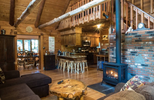 ** Cabane en rondins * Spa * Sauna * Étang privé * 23 acres * 4. 6mi à Bethel Woods *