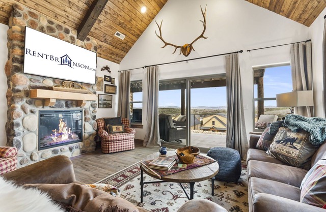New Log Cabin with Ozark Sunset Views, $400 Daily Activities Included, Pickleball