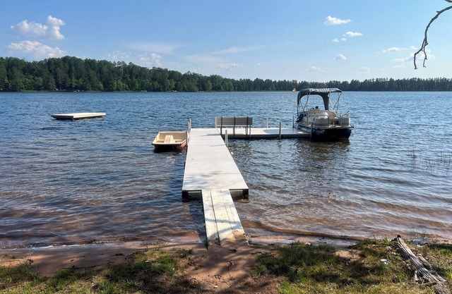 Log Cabin sur un beau lac de sable clair Bottom Lake Boat, poisson, sauna, feu de camp